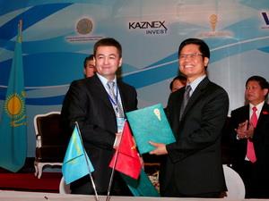VN và Kazakhstan ký 3 thỏa thuận hợp tác thương mại
