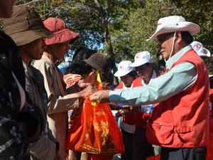 TP.HCM tặng quà Tết cho Việt kiều tại Campuchia