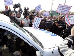 Người Palestine ném giày vào xe của ông Ban Ki-moon