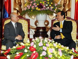 Thủ tướng tiếp kiến Quốc vương Campuchia