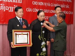 Lãnh đạo đặc khu Long Thành đón huân chương Lào
