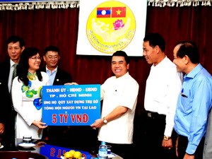 TP.HCM tặng 5 tỷ đồng cho Tổng hội Việt kiều Lào