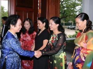 Phó Chủ tịch nước thăm kiều bào Việt Nam tại Lào