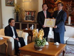Trao tặng bằng khen cho Việt kiều tại Thái Lan