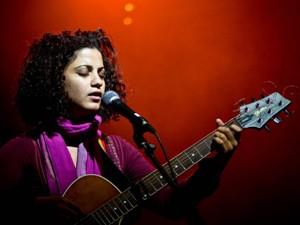 Emel Mathlouthi mang âm nhạc Trung Đông tới VN