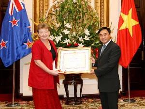 Tặng Huân chương Hữu nghị cho Đại sứ New Zealand
