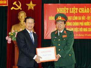 Phó Thủ tướng Lào thăm NXB Quân đội nhân dân
