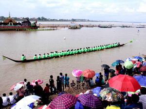 Tưng bừng hội đua thuyền năm 2012 tại Vientiane
