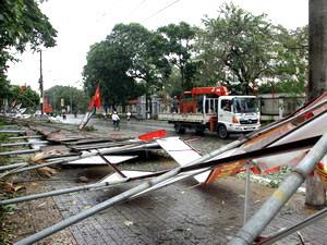 Thủ tướng Lào thăm hỏi thiệt hại do bão số 8 ở VN