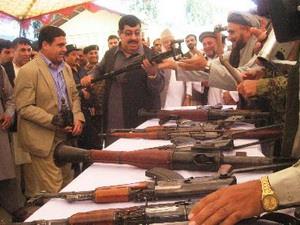 Nhiều tay súng Taliban tại Afghanistan hạ vũ khí 