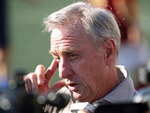 Huyền thoại Hà Lan Johan Cruyff bất ngờ bị sa thải