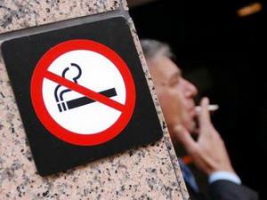 Ukraine phạt nặng người hút thuốc lá nơi công cộng