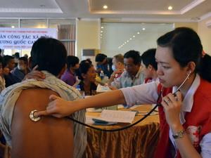Khám, chữa bệnh miễn phí cho Việt kiều ở Campuchia 
