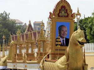 Rước linh cữu Cố vương Sihanouk tới Đài hỏa thiêu