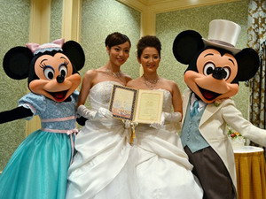 Đám cưới của hai cô gái tại công viên Disney Nhật Bản