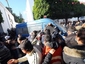 Cảnh sát Tunisia đụng độ với đoàn người biểu tình