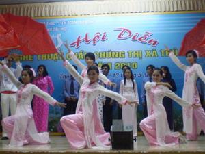 Cộng đồng người Việt tại Lào hội diễn nghệ thuật