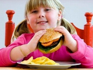 Malaysia cấm bán đồ ăn vặt để giúp trẻ bớt béo phì