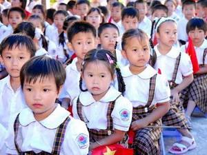 Con em người Việt ở Campuchia vào năm học mới