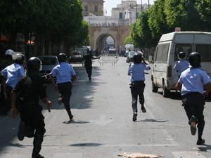 Cảnh sát Tunisia dẹp biểu tình bằng dùi cui, hơi cay