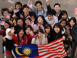 Malaysia khuyến khích nam sinh học lên đại học