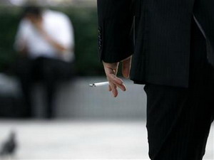 Hy Lạp thu thuế hút thuốc lá ở nơi cộng cộng