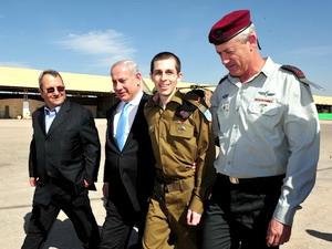 Lính Israel bị Hamas giam giữ đã về với gia đình